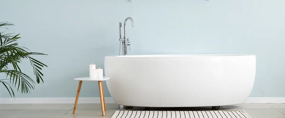 Modern minimalist bathroom with bathtub.